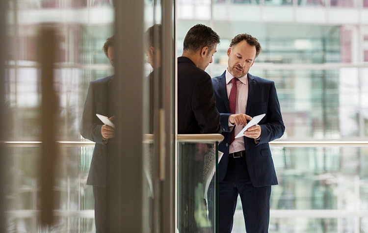Two colleagues talking in the hallway