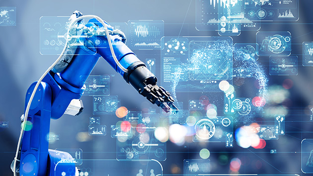 Blauer Roboterarm vor digitalen Informationstafeln
