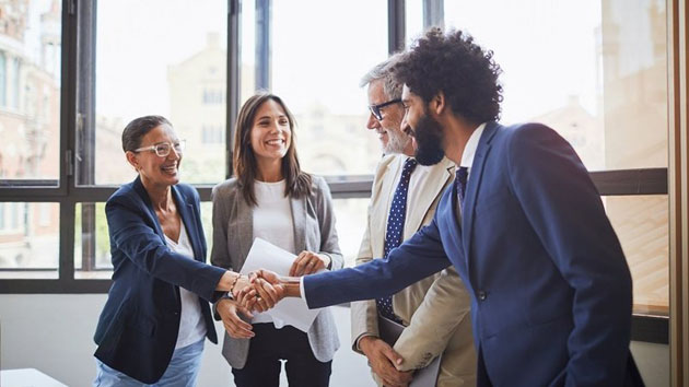 Gruppe freut sich über die Rückkehr eines Arbeitnehmers